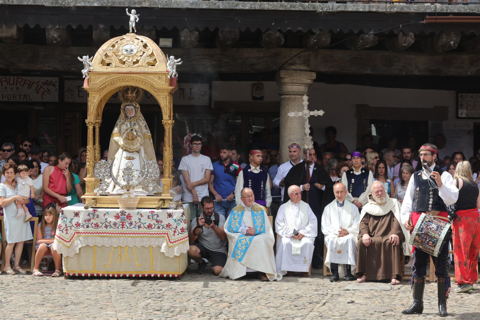 Un alberca abarrotada revive la tradición del Diagosto