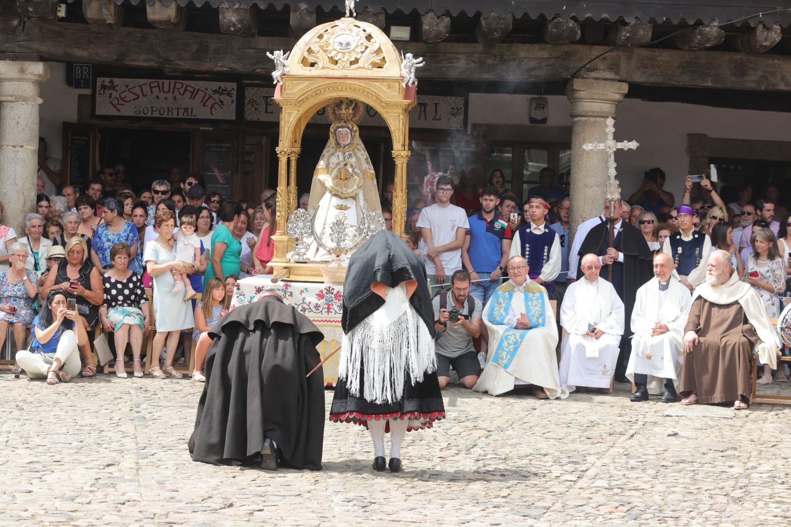 Un alberca abarrotada revive la tradición del Diagosto