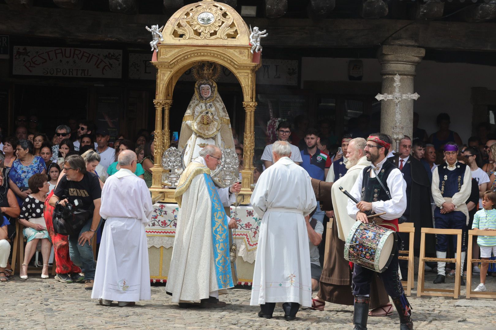 Un alberca abarrotada revive la tradición del Diagosto