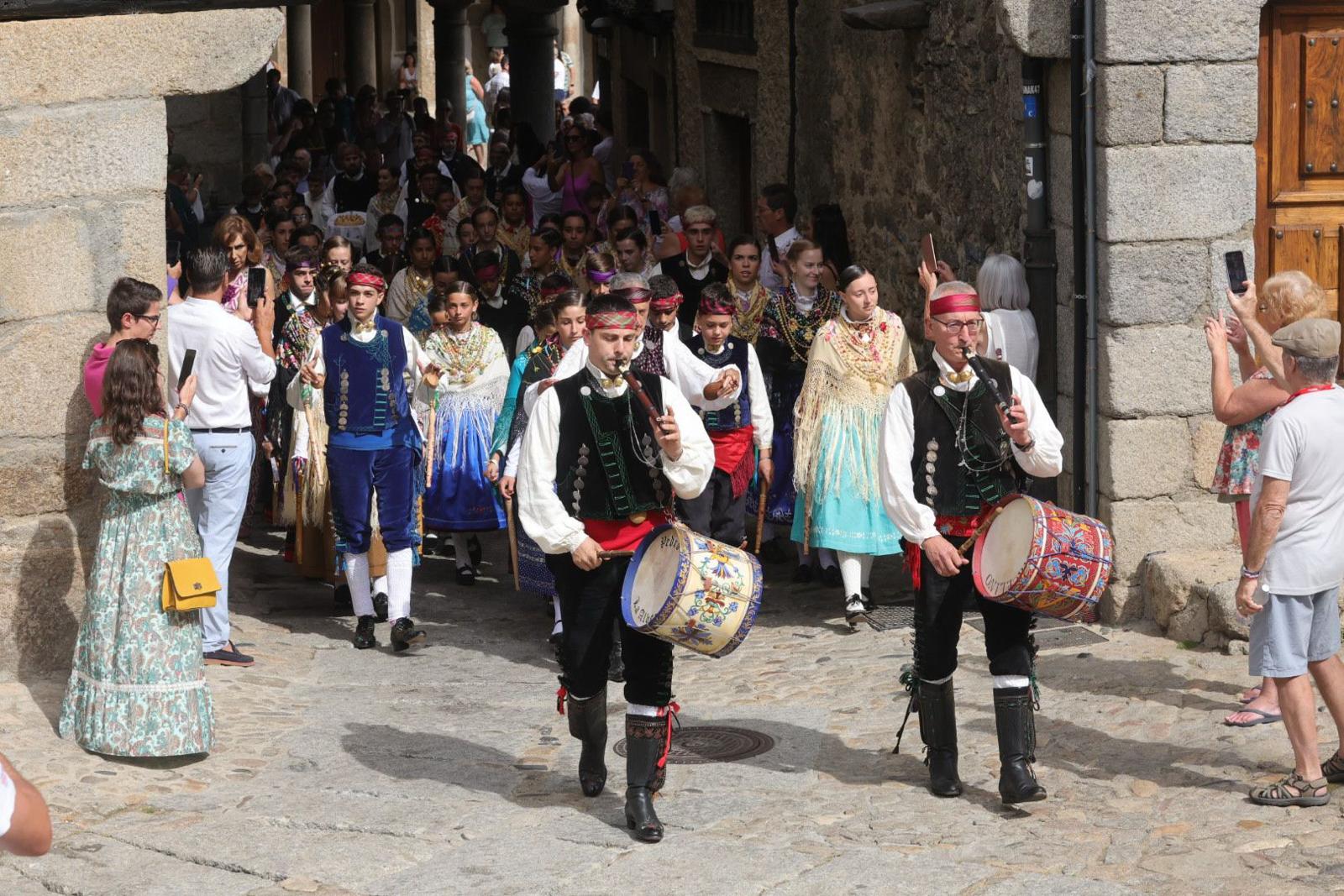 Un alberca abarrotada revive la tradición del Diagosto