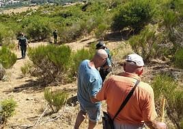 Las dos personas rescatadas por la Guardia Civil.