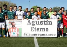 Los dos equipos posan con la pancarta de recuerdo a Agustín Villar.