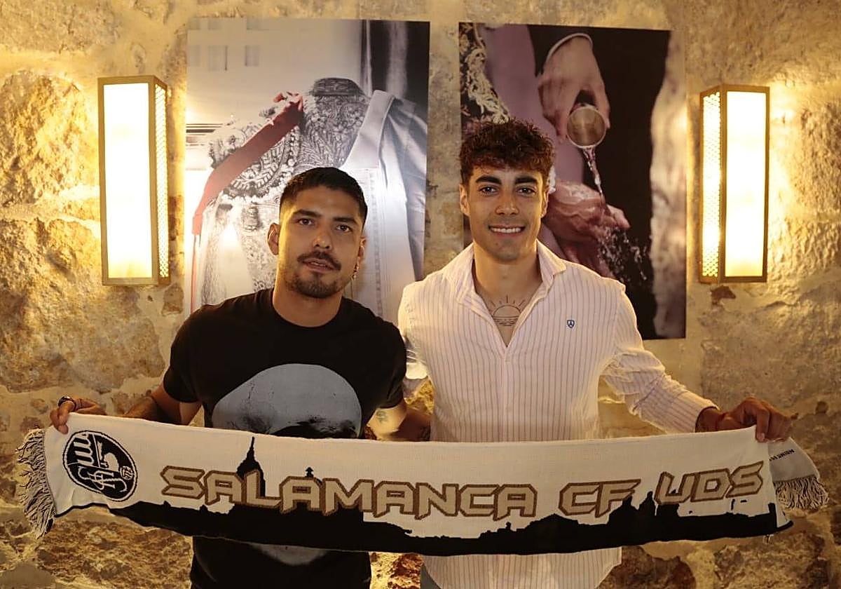 Los dos futbolistas en la presentación en el Mesón de Gonzalo durante esta mañana.