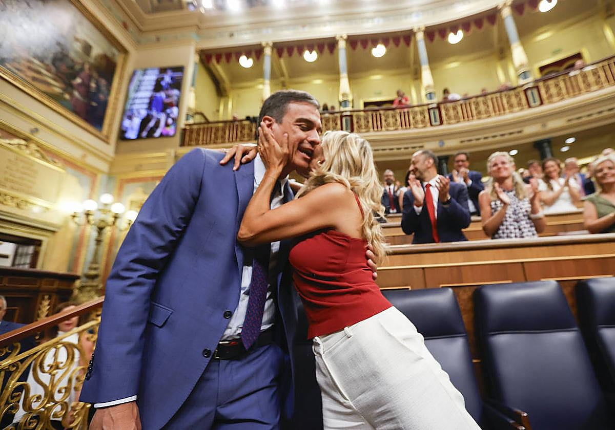 Pedro Sánchez, felicitado por Yolanda Díaz.