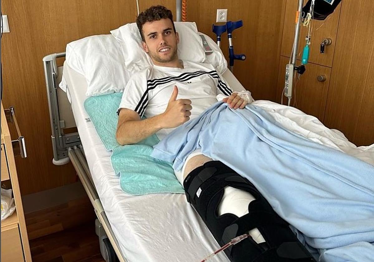 Sergio López, tras ser operado.