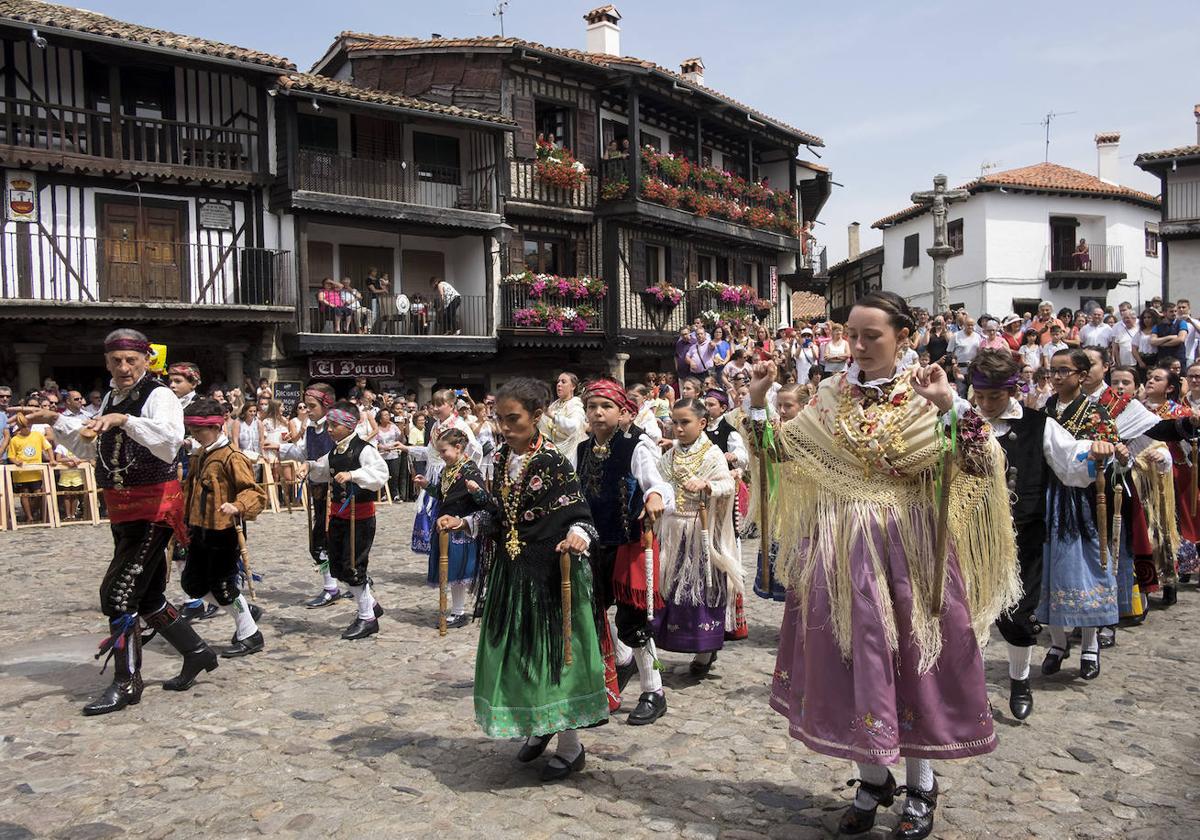 La Alberca, durante su tradicional `Diagosto´con el Ofertorio en honor a la Virgen de la Asunción, fiesta declarada de Interés Turístico Nacional.