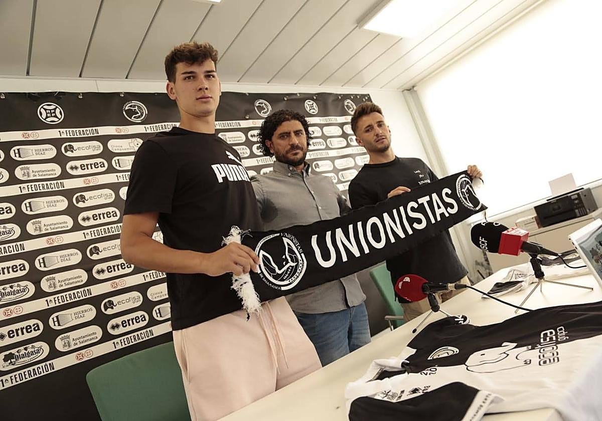 El director deportivo Rubén Andrés con el futbolista Ekaitz Jiménez a su izquierda y el futbolista Asier Teijeira a su derecha.