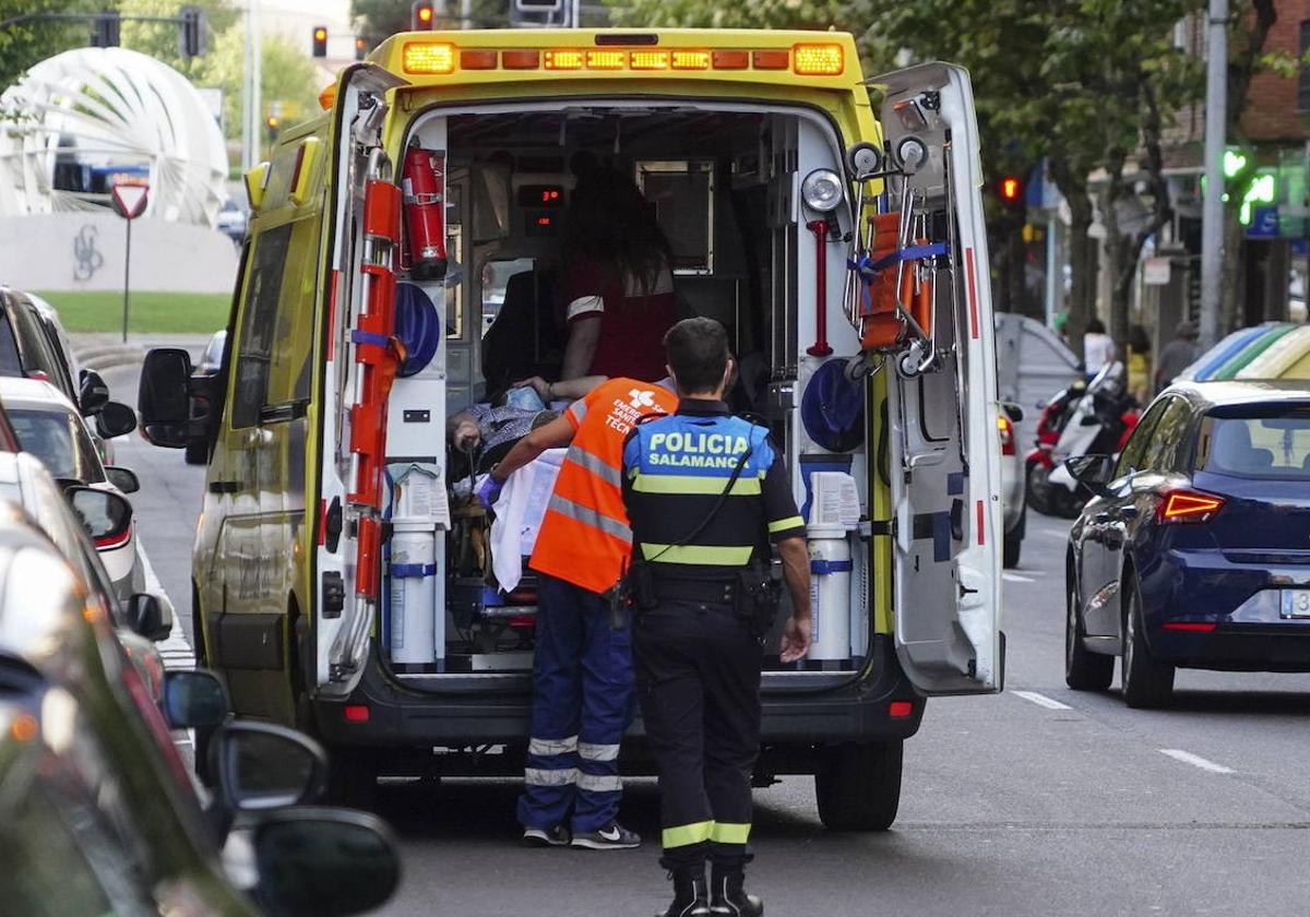 Una ambulancia traslada a un herido en una imagen de archivo.