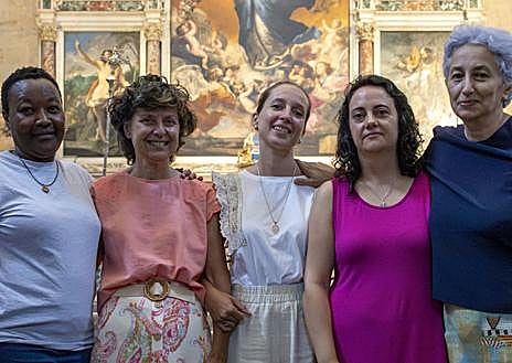 Imagen secundaria 1 - Quiénes son las mujeres vírgenes consagradas o esposas de Cristo que se reúnen en Salamanca