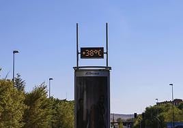 Un termómetro en Salamanca registrando 38 grados en una foto de archivo