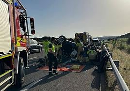 Los bomberos trabajan para liberar al hombre atrapado en La Fuente de San Esteban.