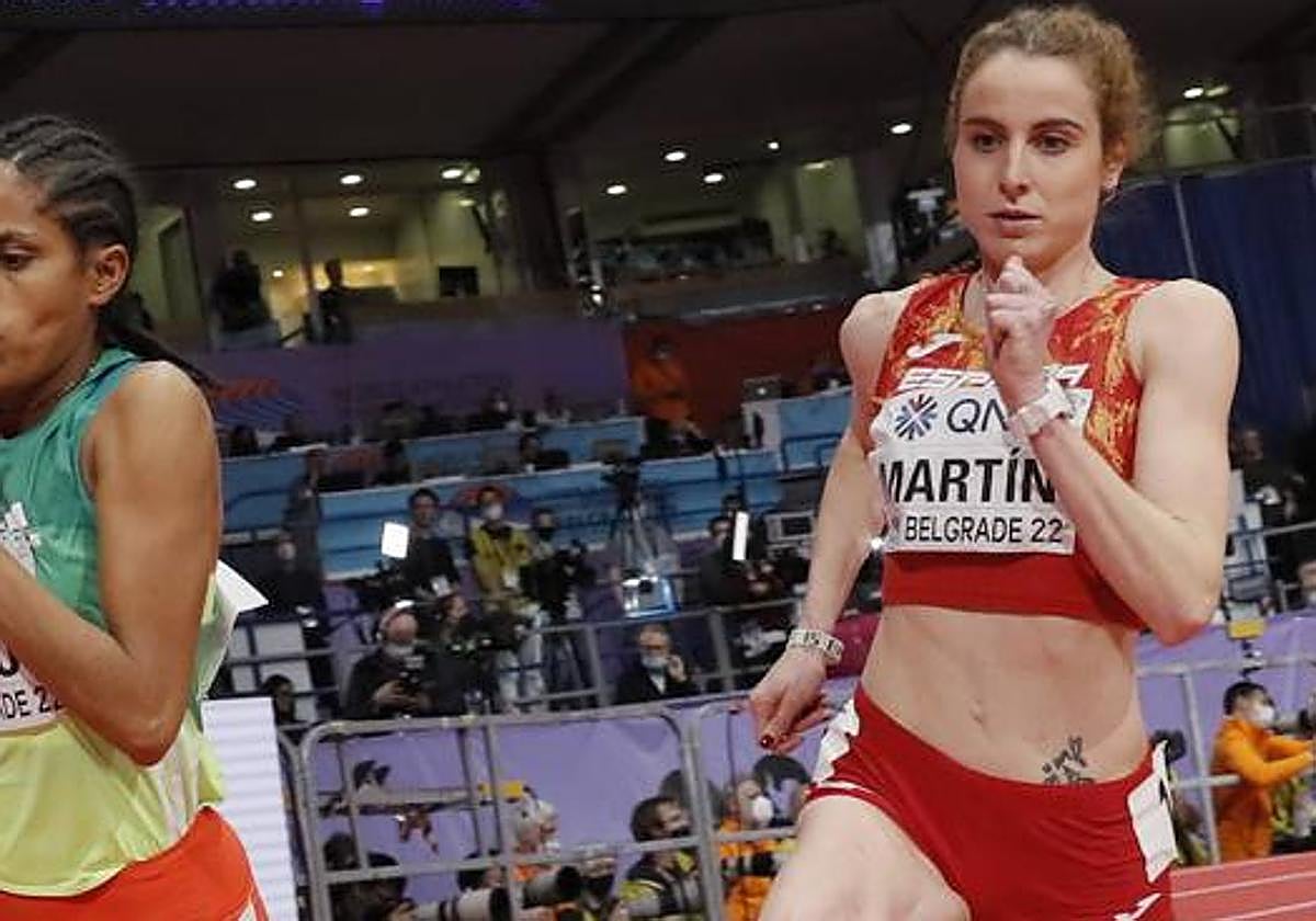 Lorena Martín, a la derecha, en el Mundial indoor de 2022.