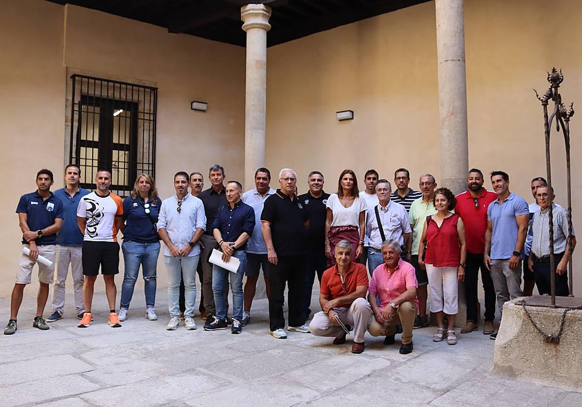 Los diferentes representantes de las escuelas deportivas de Salamanca junto con la concejala de Deportes Almudena Parres en la presentación de hoy en la Torre de los Anaya.