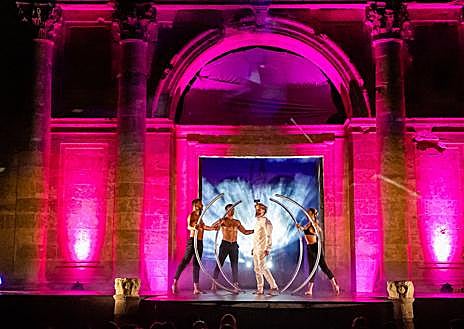 Imagen secundaria 1 - Ciudad Rodrigo asiste a cinco estrenos absolutos y alza el telón de &#039;Divierteatro&#039;