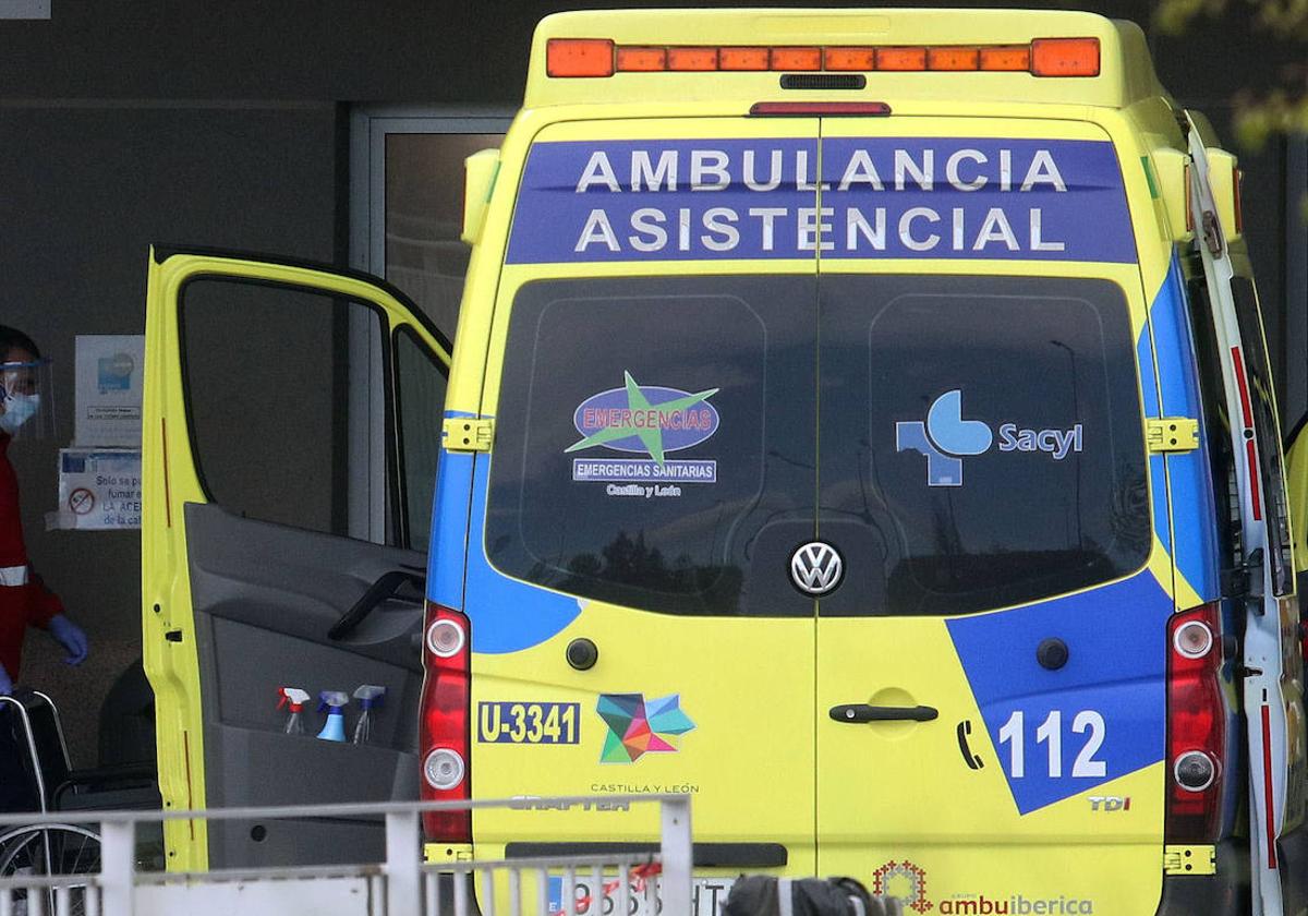 Imagen de una ambulancia de Sacyl llegando a un complejo hospitalario de la comunidad, en una imagen de archivo