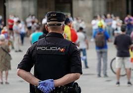 Un policía nacional, en Salamanca.