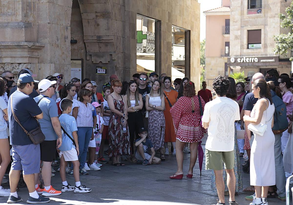 Turistas durante una visita guiada en la Plaza Mayor de Salamanca