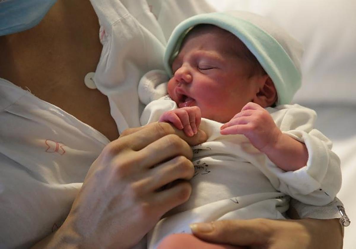 Un bebé recién nacido con su madre.