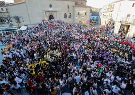 La Plaza Mayor de Béjar se llenó de peñas y vecinos para asistir al pregón y al chupinazo de fiestas, en una imagen de archivo.