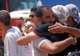 Dos personas se reencuentran.