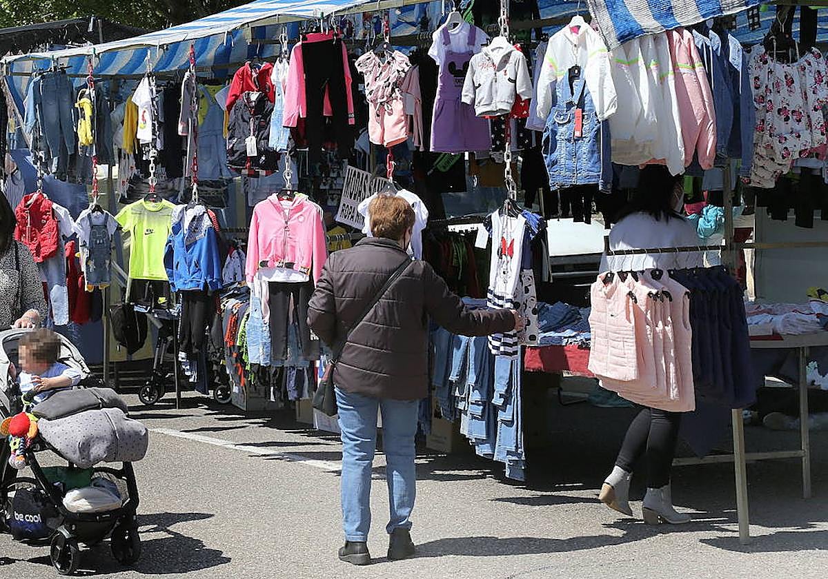 Un mercadillo en una imagen de archivo.