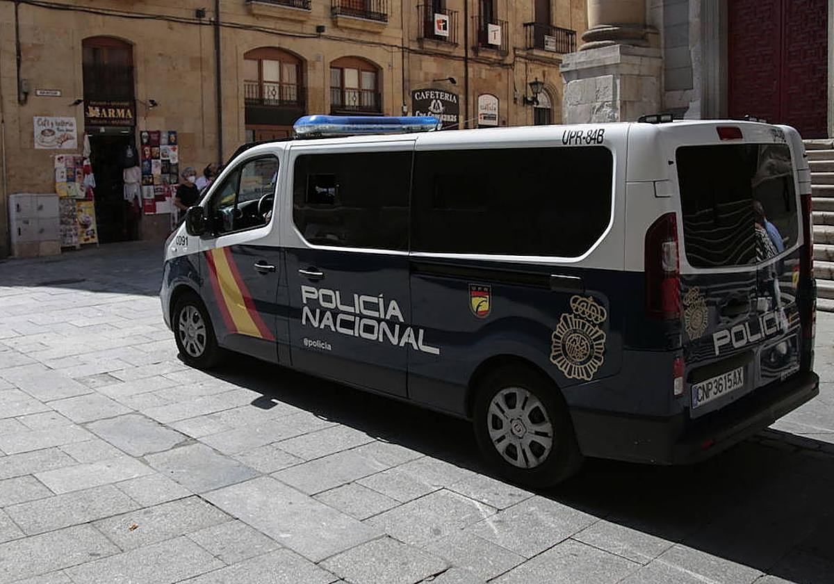Detenida tras lanzar un botellín de cerveza a un camarero y amenazarle con un cuchillo en Salamanca