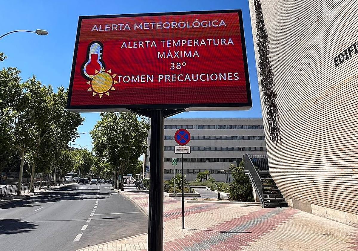 Una pantalla del Ayuntamiento avisa en Salamanca de alerta por altas temperaturas este verano.