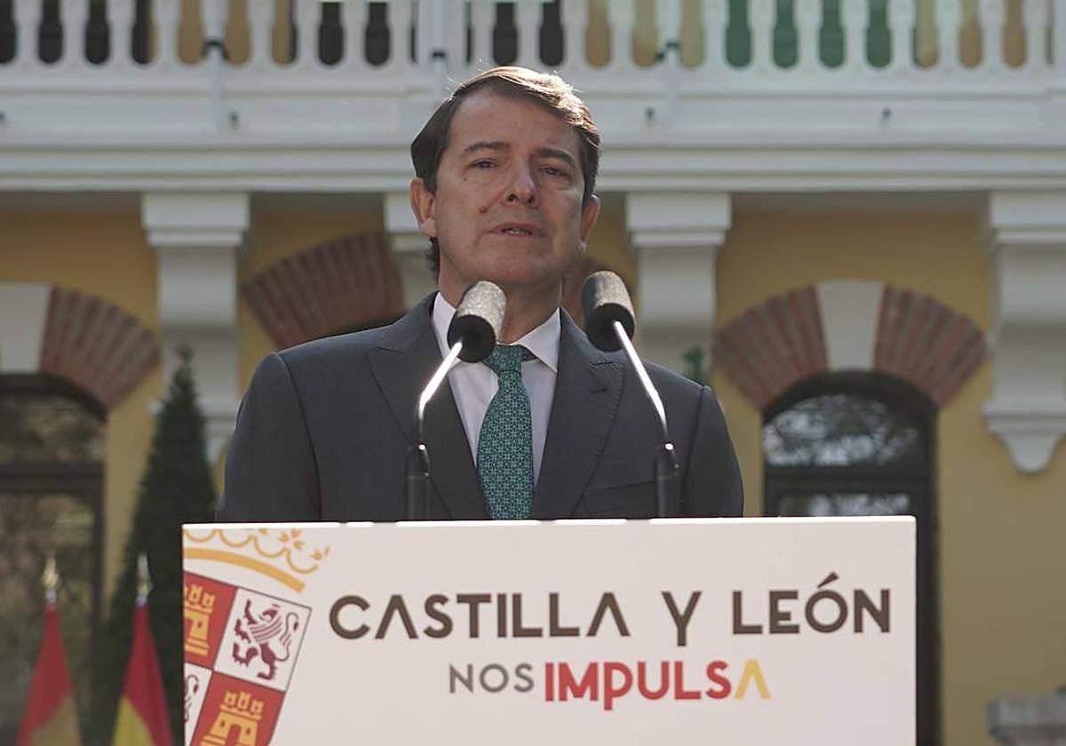 El presidente de la Junta de Castilla y León, Alfonso Fernández Mañueco, durante su comparecencia ante los medios.