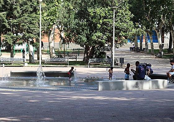Parque de La Alamedilla con varios jóvenes jugando en una fuente.