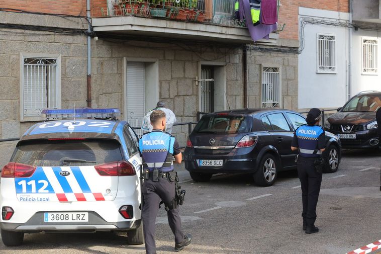 Agentes de la Policía Local de Béjar junto al domicilio en el que se encontró el cadáver de la mujer asesinada.