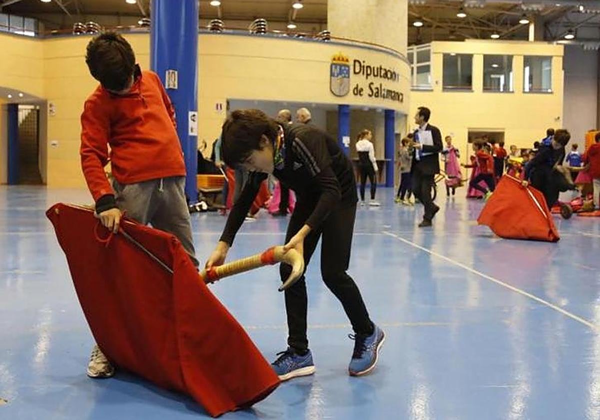 Críticas a las escuelas taurinas como la de Salamanca donde se aprende a «maltratar bóvidos»