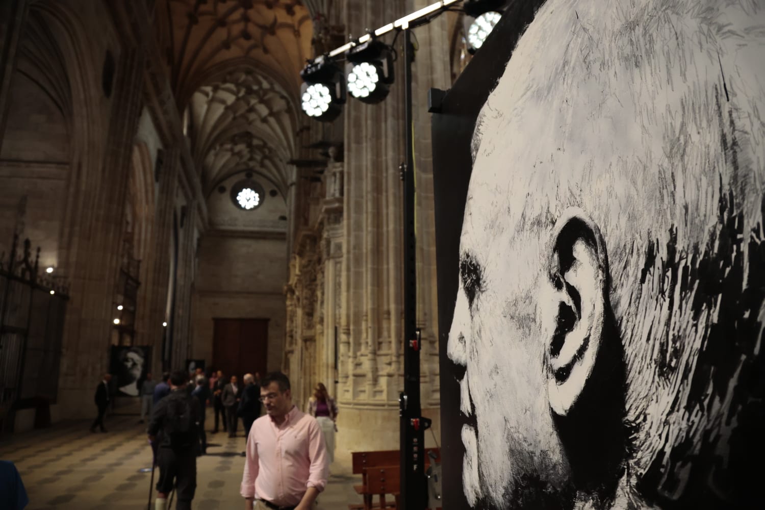 Lo cotidiano y lo divino en la exposición del retratista Ángel Luis Iglesias