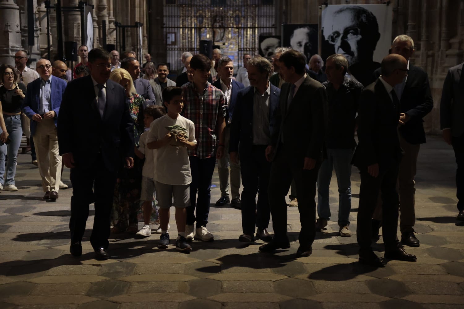 Lo cotidiano y lo divino en la exposición del retratista Ángel Luis Iglesias