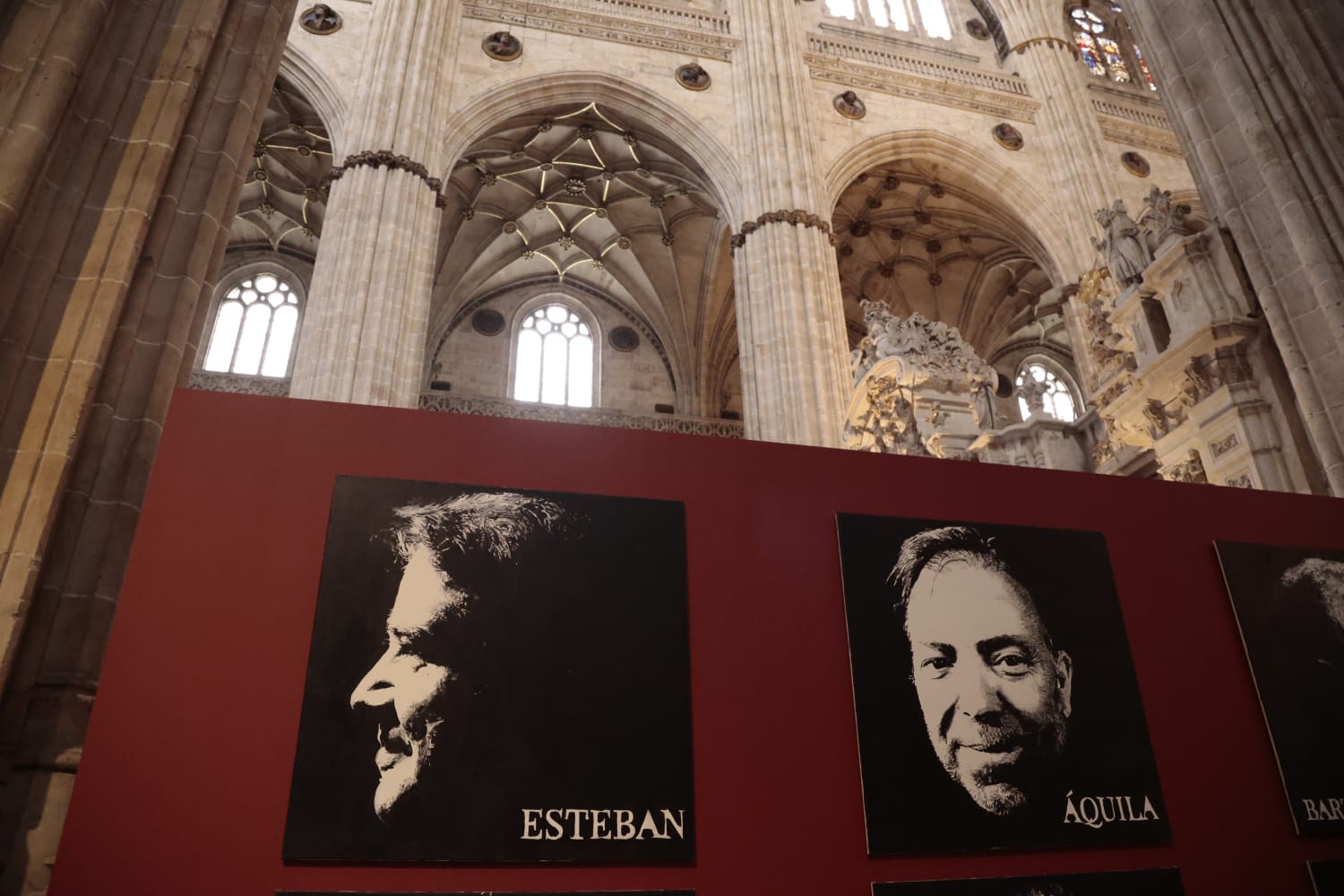 Lo cotidiano y lo divino en la exposición del retratista Ángel Luis Iglesias