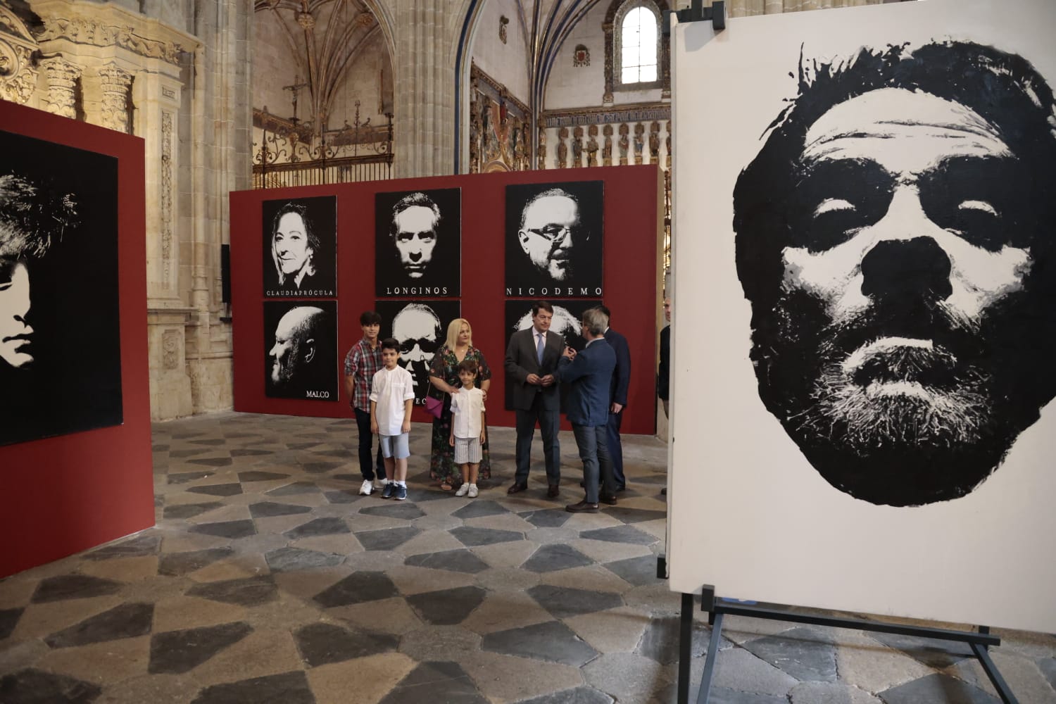 Lo cotidiano y lo divino en la exposición del retratista Ángel Luis Iglesias