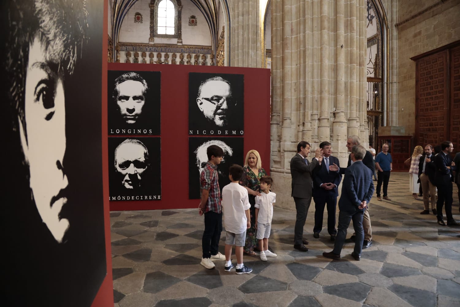 Lo cotidiano y lo divino en la exposición del retratista Ángel Luis Iglesias