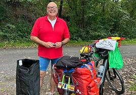 Jesús Sánchez Mateos en su viaje a Ledrada desde Alemania con la bicicleta.