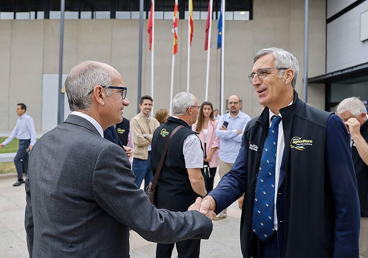 El presidente de la Diputación de Salamanca, Javier Iglesias junto con el presidente de la Cámara Regional de Agricultura de Nueva Aquitania, Luc Servant.