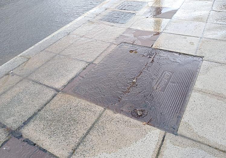 Imagen principal - Un reventón anega parte de la calle Peñaranda y deja sin agua a algunos vecinos