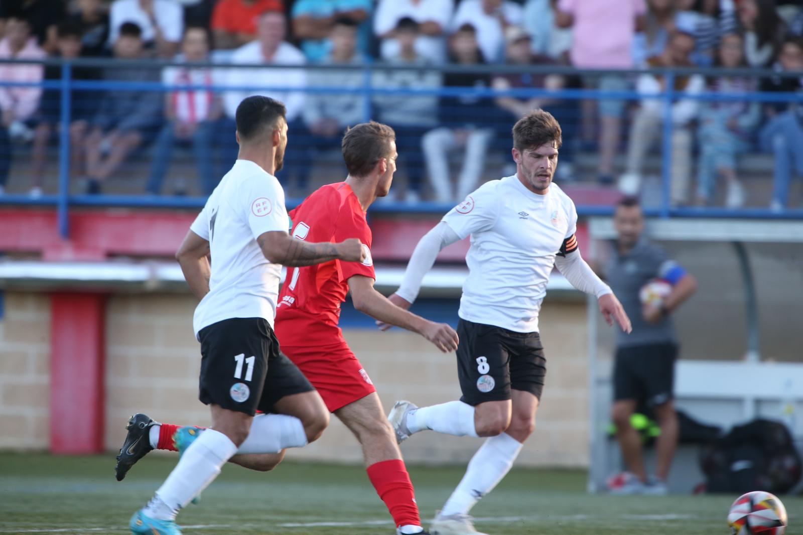 Amaro persigue el balón en el duelo ante el Santa Marta.