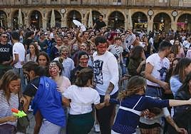Universitarios celebrando unas novatadas en la Plaza Mayor de Salamanca