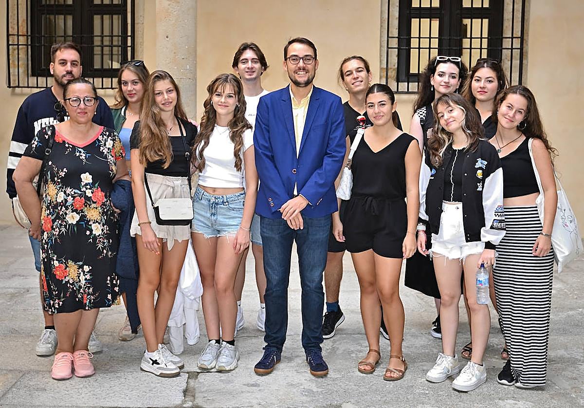 El grupo de estudiantes búlgaros, junto con el concejal de Turismo, Ángel Fernández Silva.