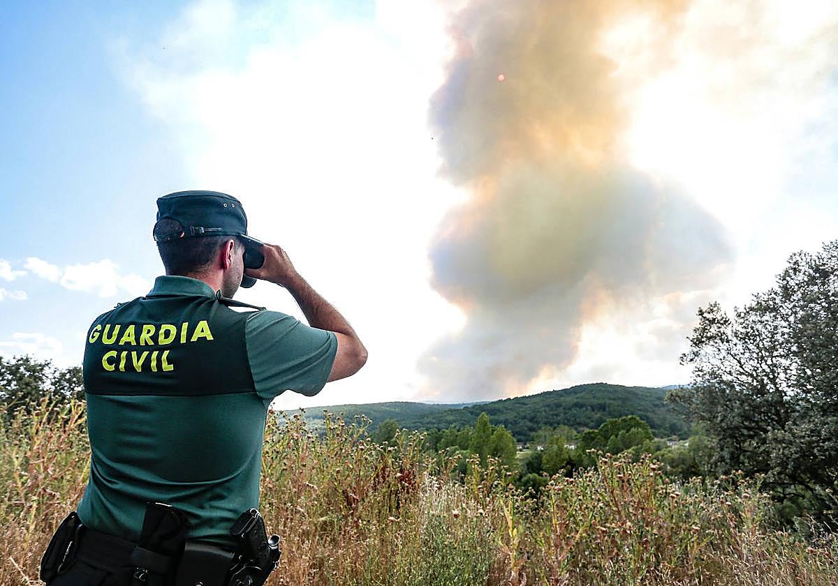 Un guardia civil observa un incendio en una imagen de archivo.