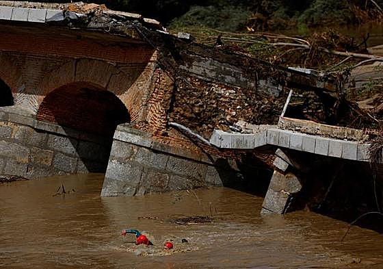 Puente derribado por la fuerza de la riada.