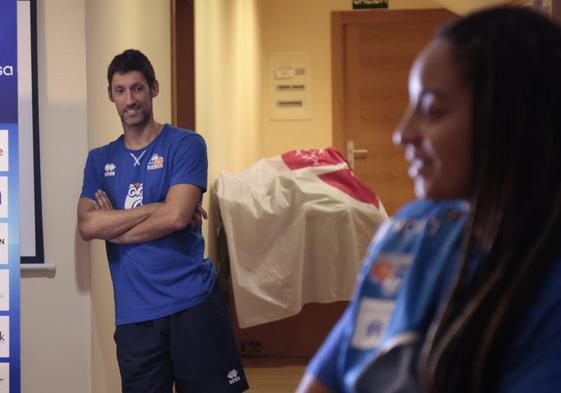 Pepe Vázquez observa a Bria Hartley en su presentación oficial.