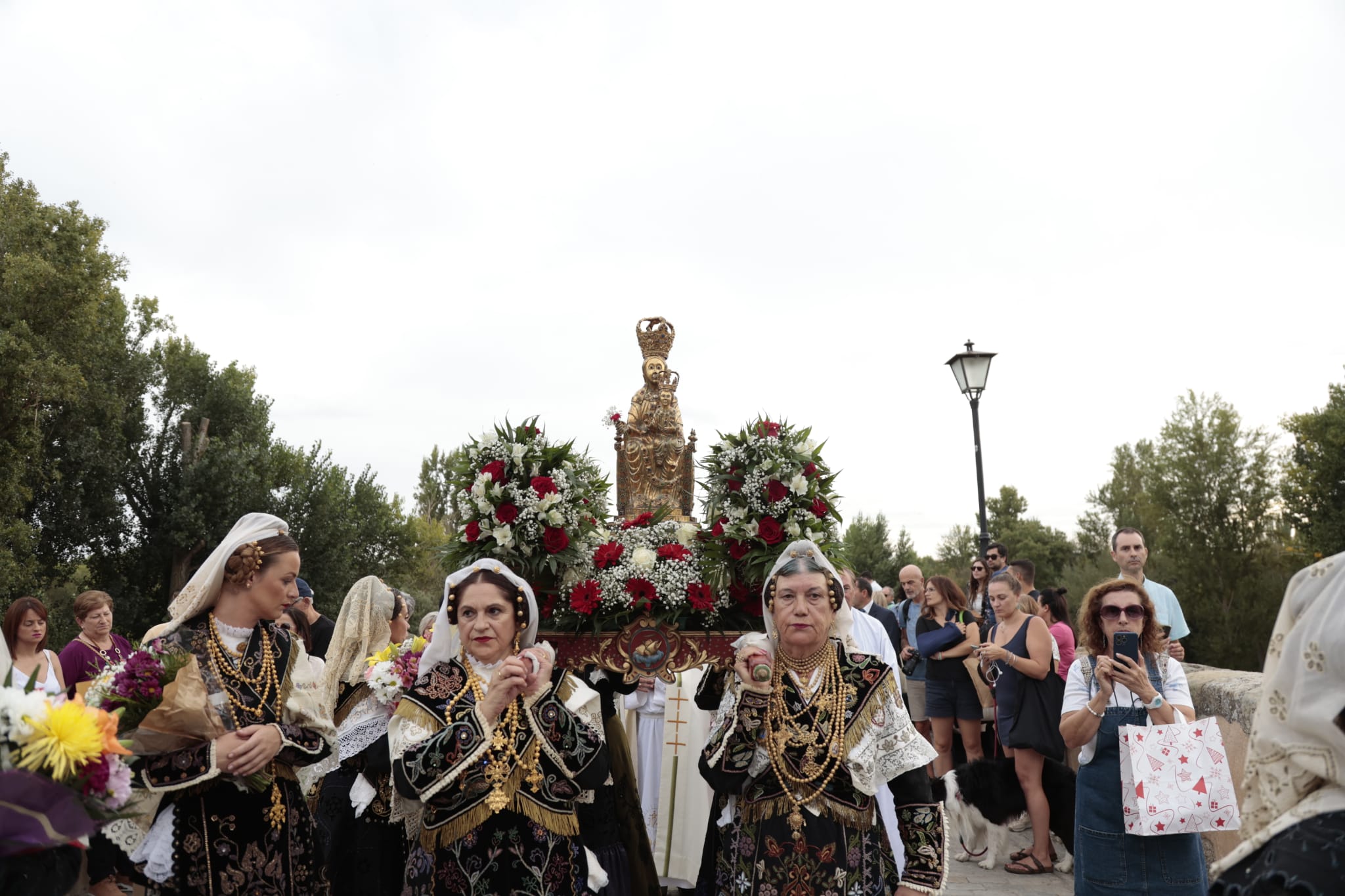 Multitudinaria ofrenda floral a la Virgen de la Vega