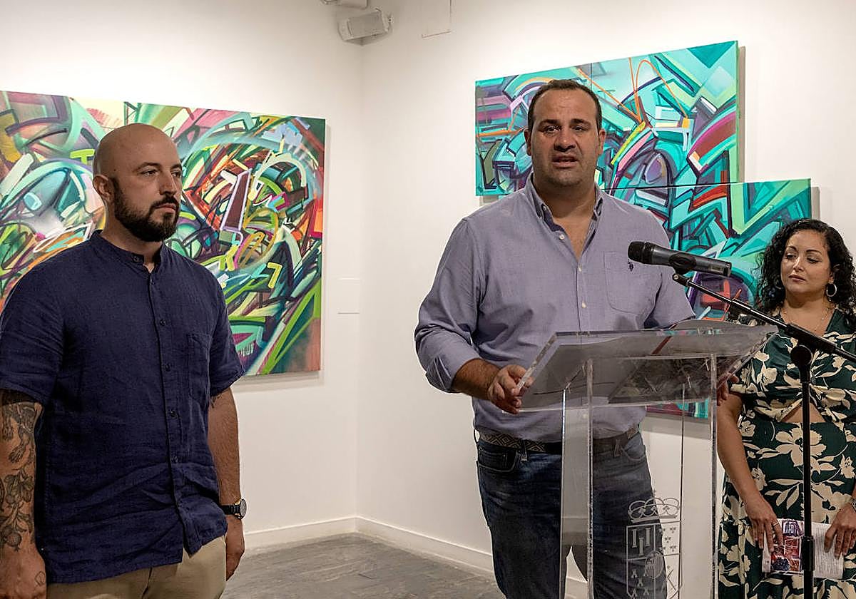 El diputado de Cultura, David Mingo, junto con el autor, Daniel Martín, y la comisaria de la exposición, Maeva Peraza