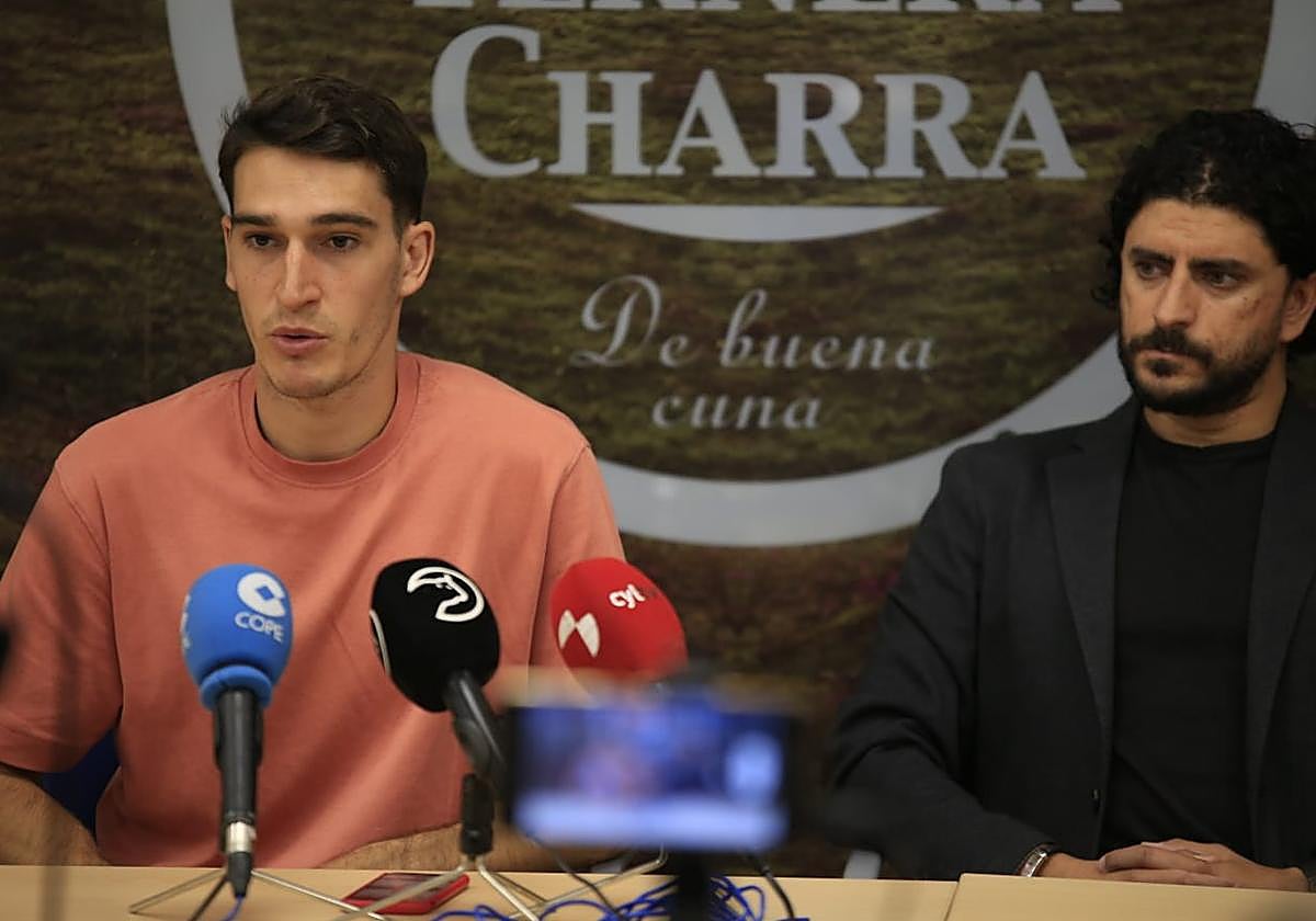 Adri Gómez, ante los medios, observado por Rubén Andrés, director deportivo de Unionistas.