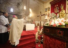 El obispo de Salamanca esparce incienso al inicio de la misa ante la patrona.