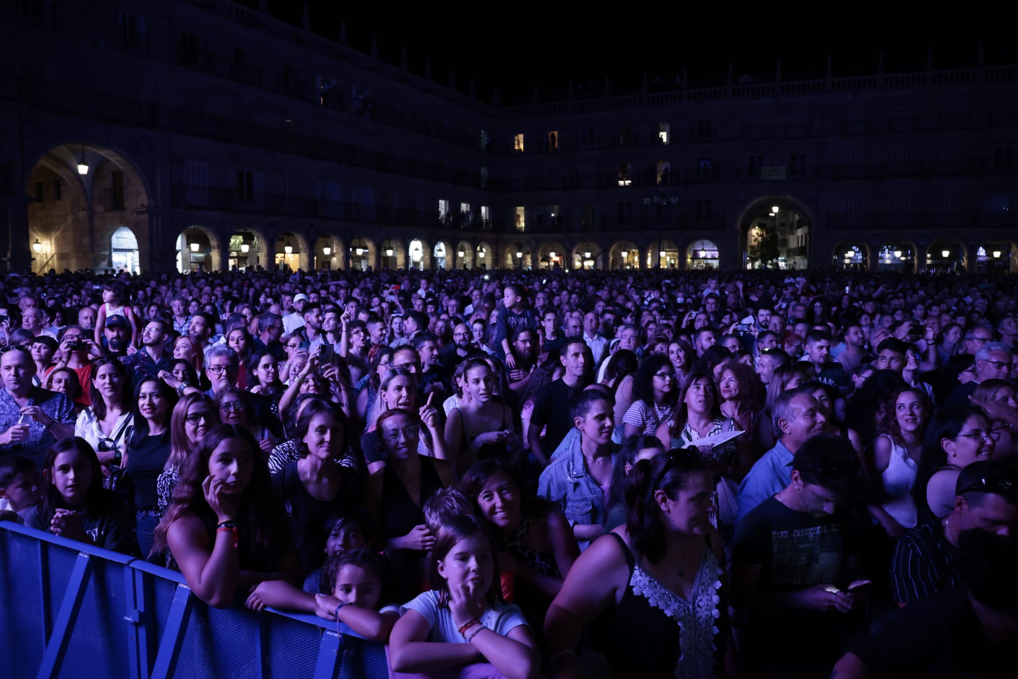 Vaquerizo y sus Nancys Rubias deslumbran en la Plaza Mayor